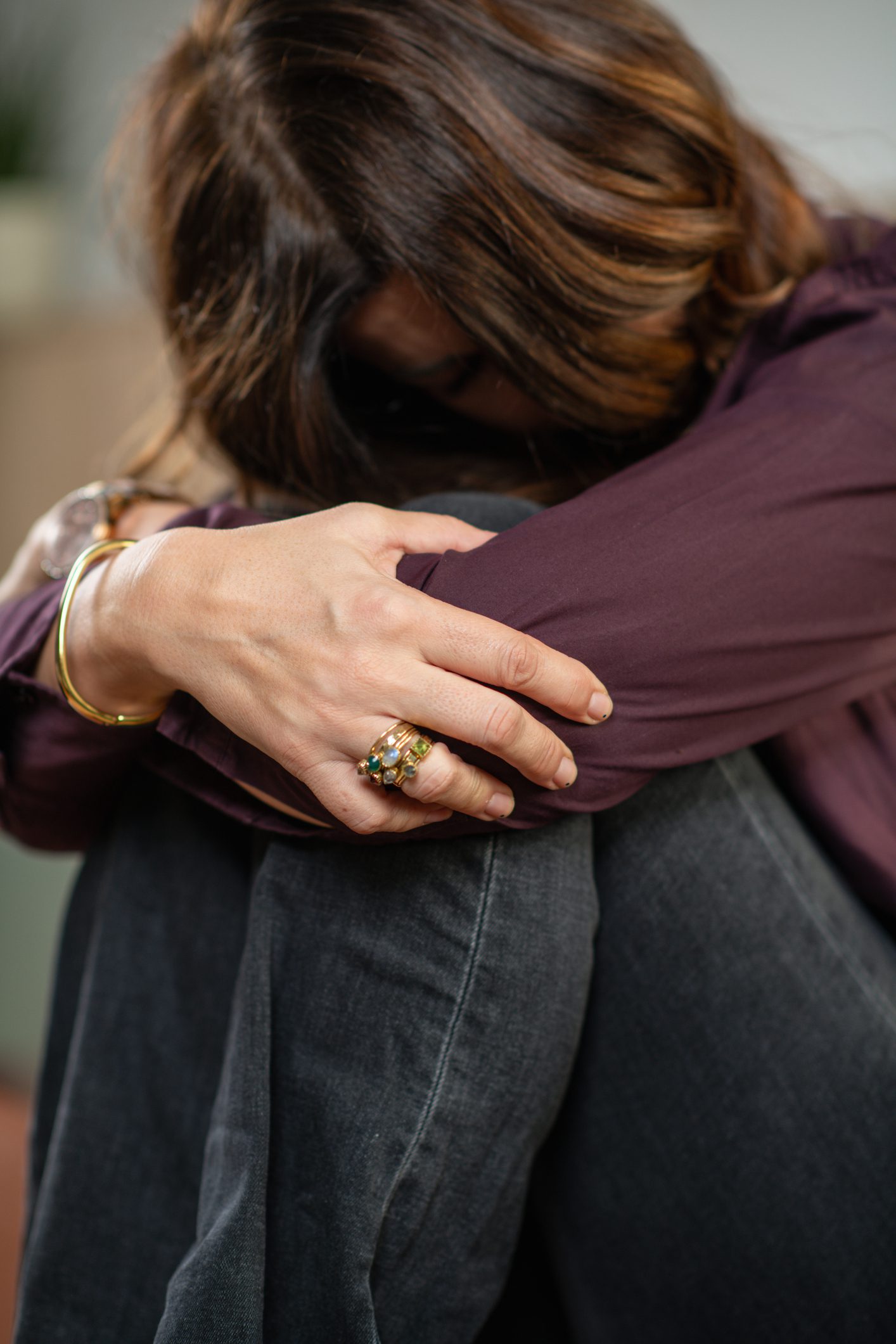 Woman affected by emotional dysregulation linked to borderline personality disorder. Highlights difficulty managing emotions and stress response.